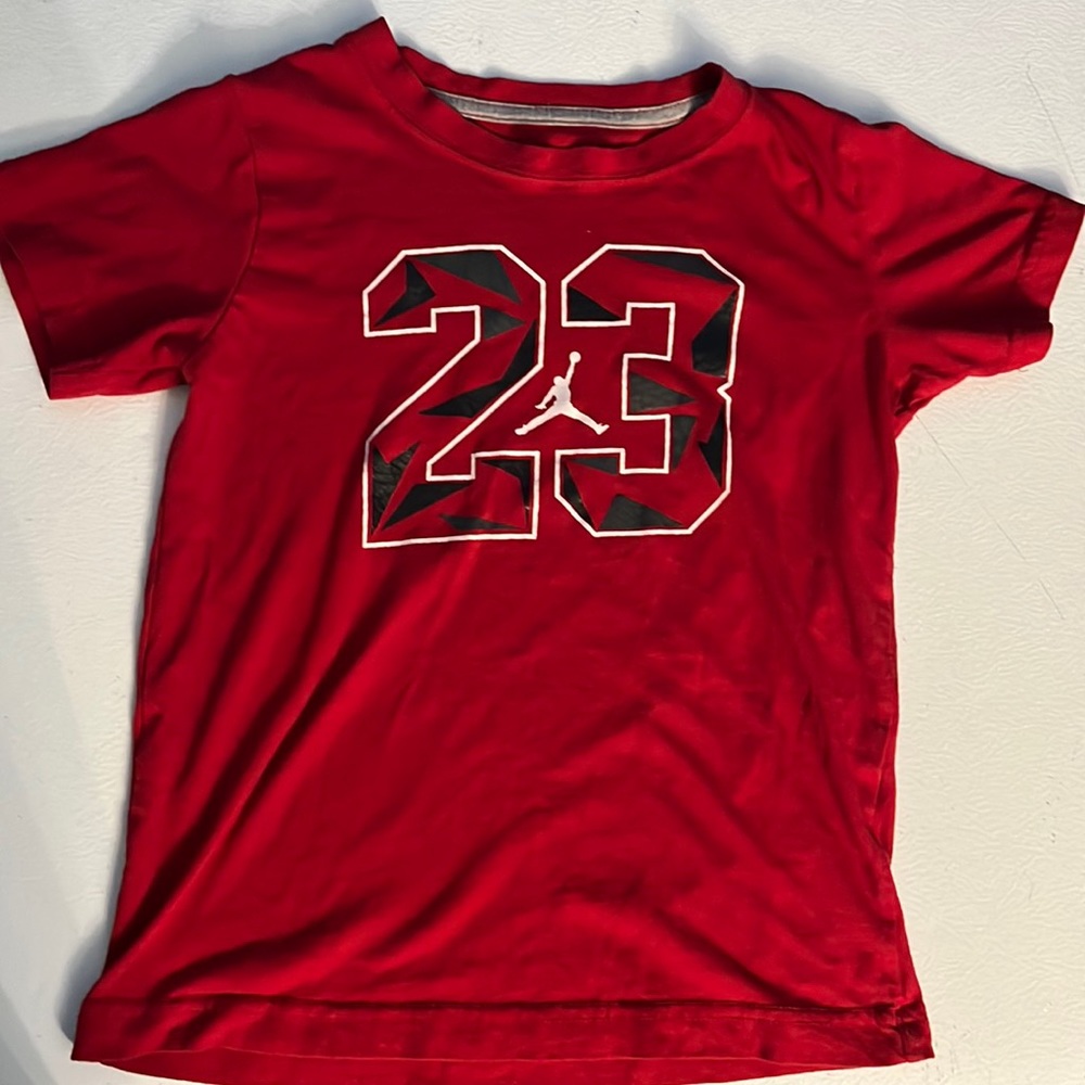 Boys Jordan shirt size 6